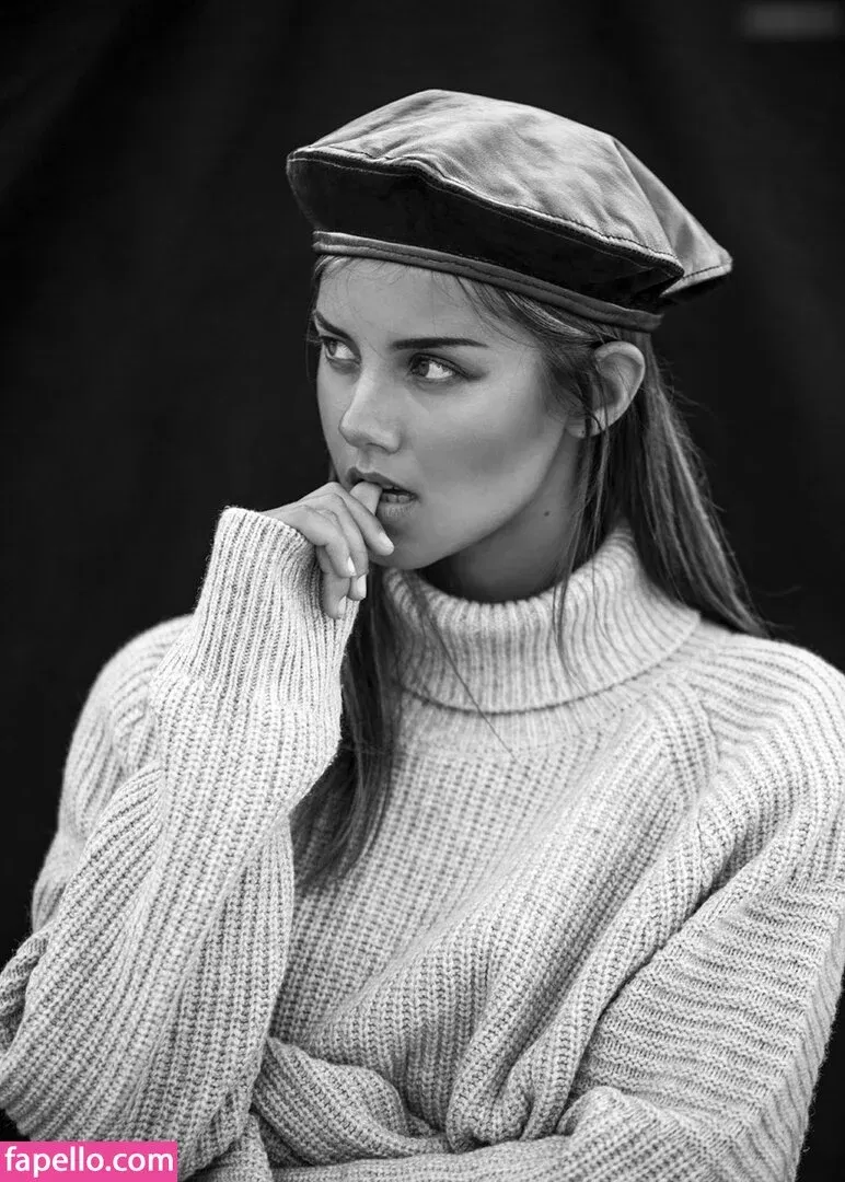 Nicola Cavanis / nicolaca_ Onlyfans Photo Gallery 