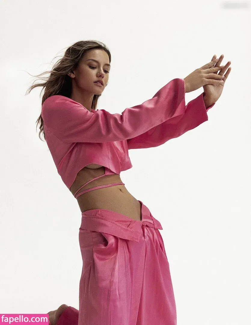 Nicola Cavanis / nicolaca_ Onlyfans Photo Gallery 