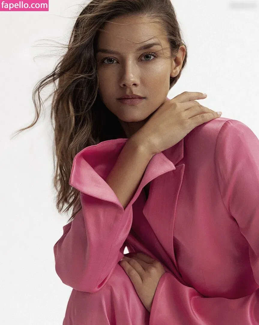 Nicola Cavanis / nicolaca_ Onlyfans Photo Gallery 