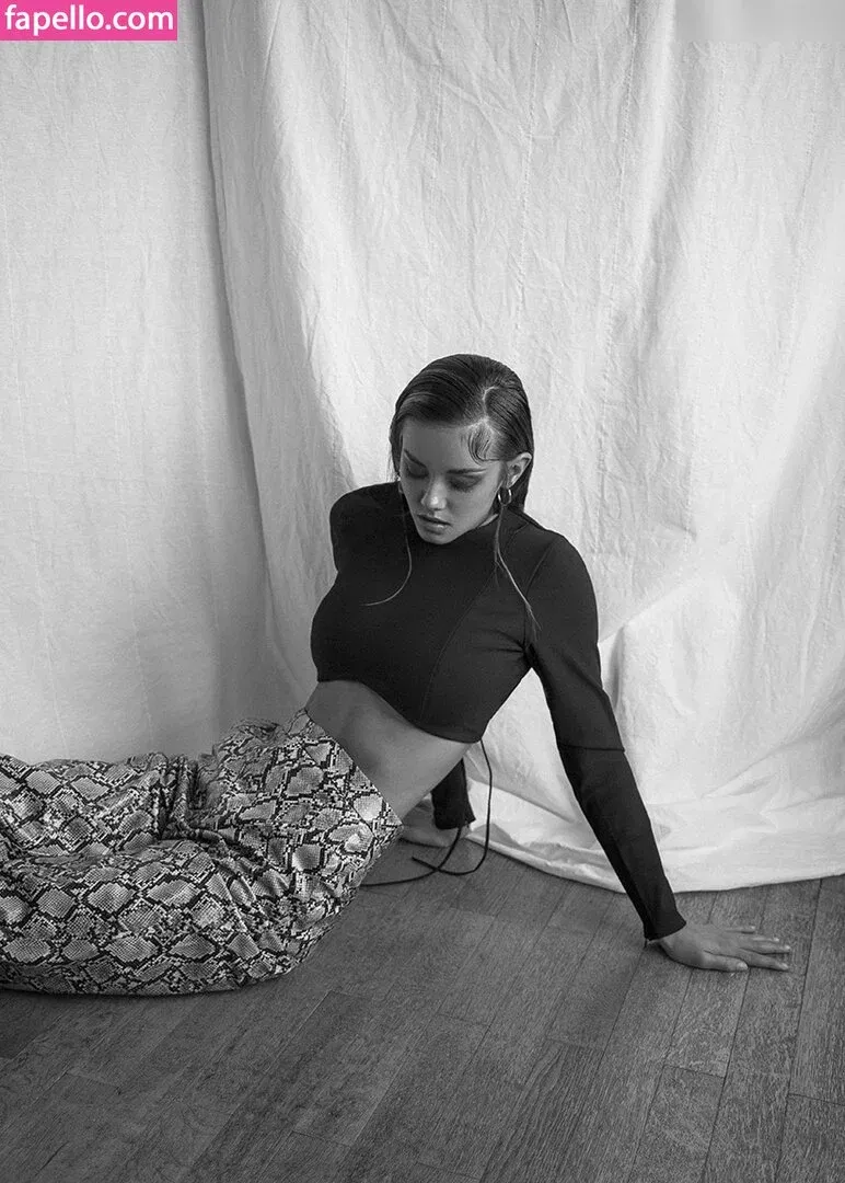 Nicola Cavanis / nicolaca_ Onlyfans Photo Gallery 