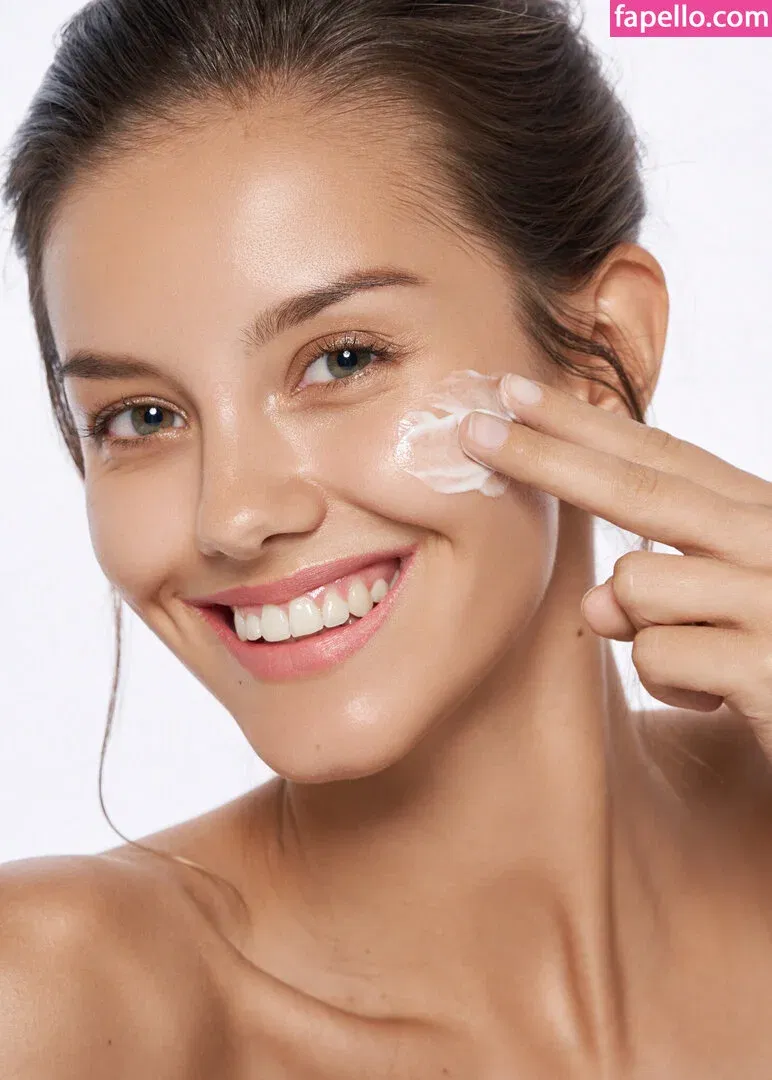 Nicola Cavanis / nicolaca_ Onlyfans Photo Gallery 