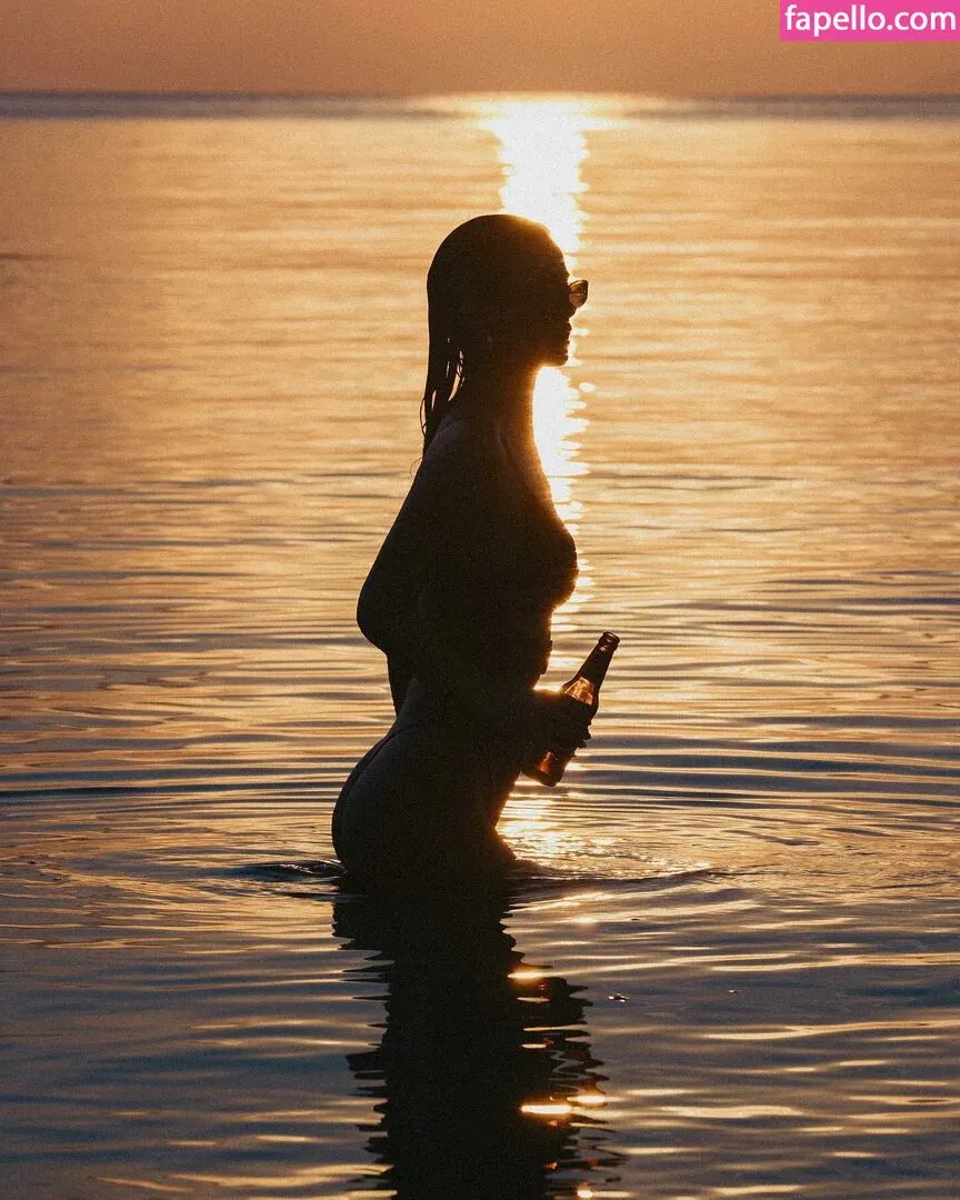 Nicola Cavanis / nicolaca_ Onlyfans Photo Gallery 