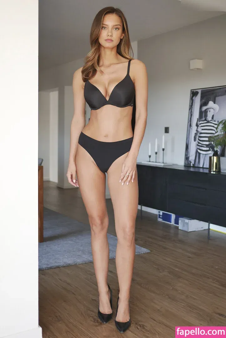 Nicola Cavanis / nicolaca_ Onlyfans Photo Gallery 