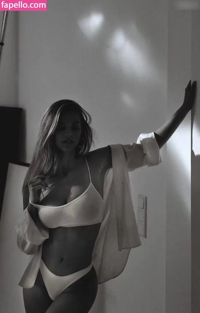 Nicola Cavanis / nicolaca_ Onlyfans Photo Gallery 