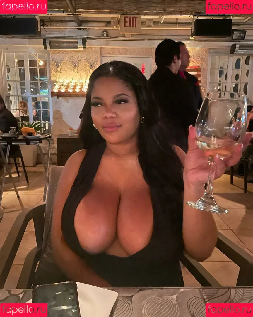 Gabrielle Logan / https: / loganberry_ / thebigtitwitch Onlyfans Photo Gallery 