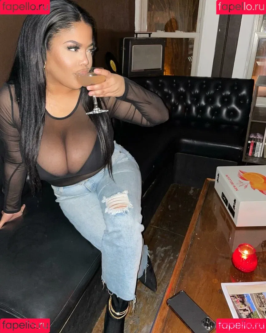 Gabrielle Logan / https: / loganberry_ / thebigtitwitch Onlyfans Photo Gallery 