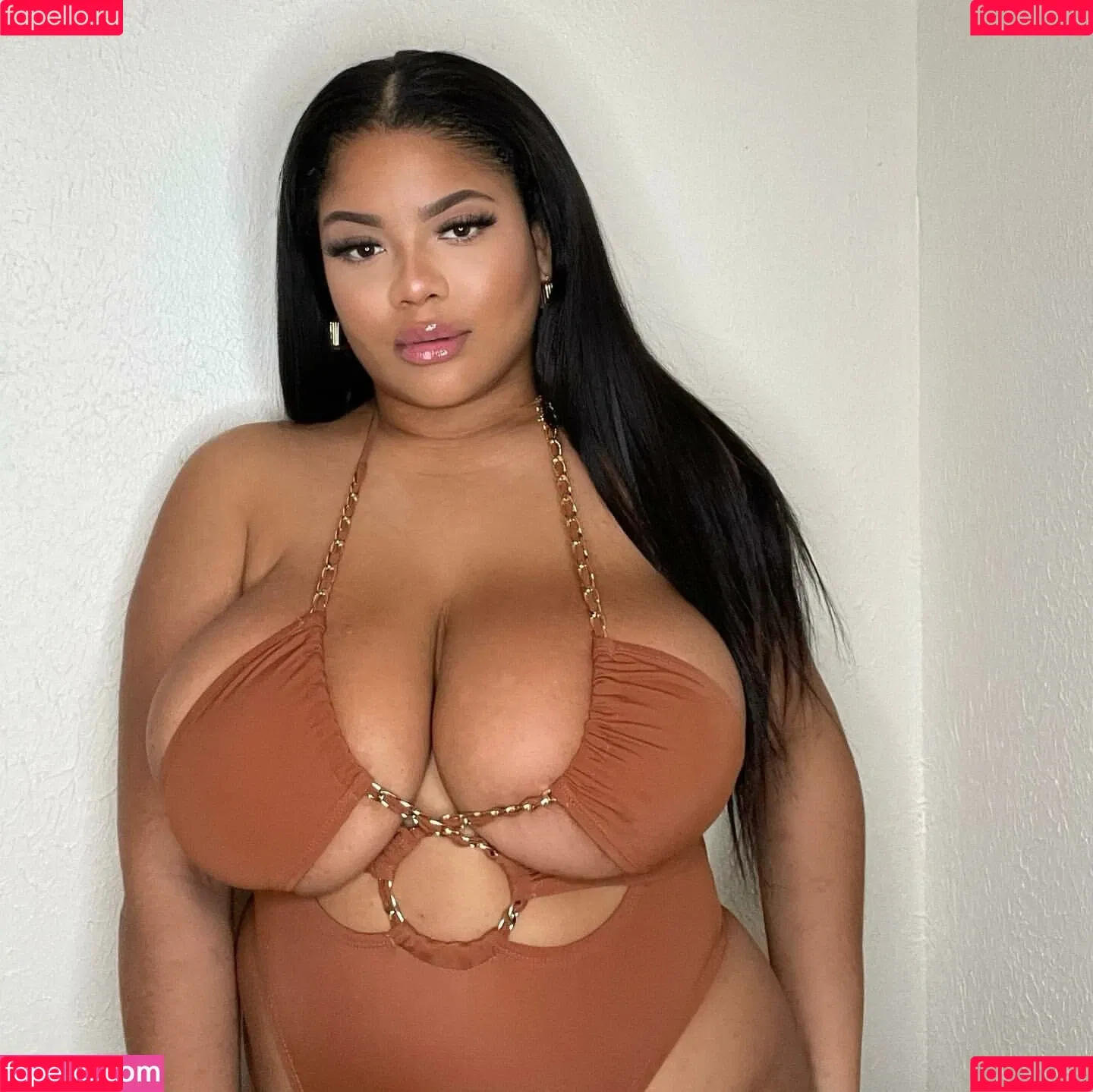 Gabrielle Logan / https: / loganberry_ / thebigtitwitch Onlyfans Photo Gallery 