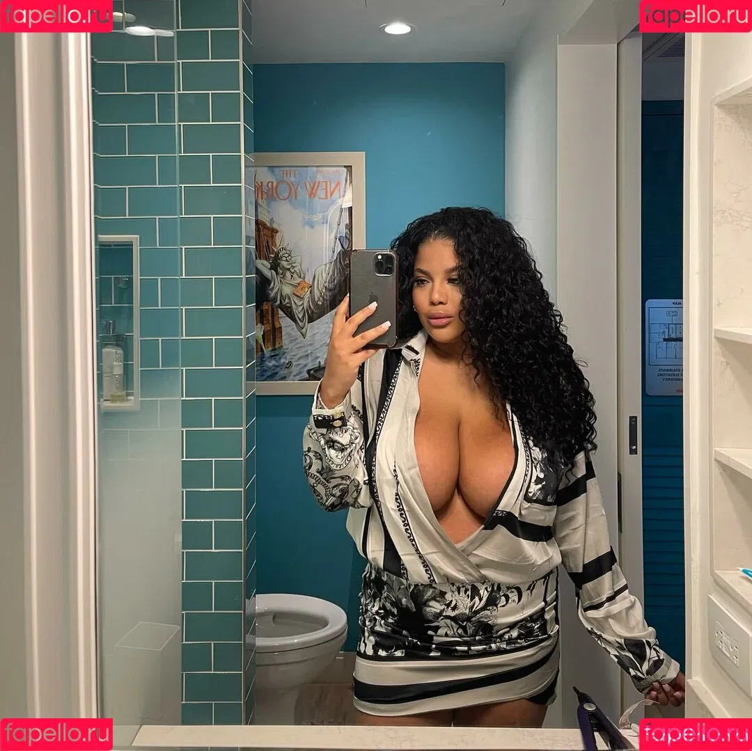 Gabrielle Logan / https: / loganberry_ / thebigtitwitch Onlyfans Photo Gallery 