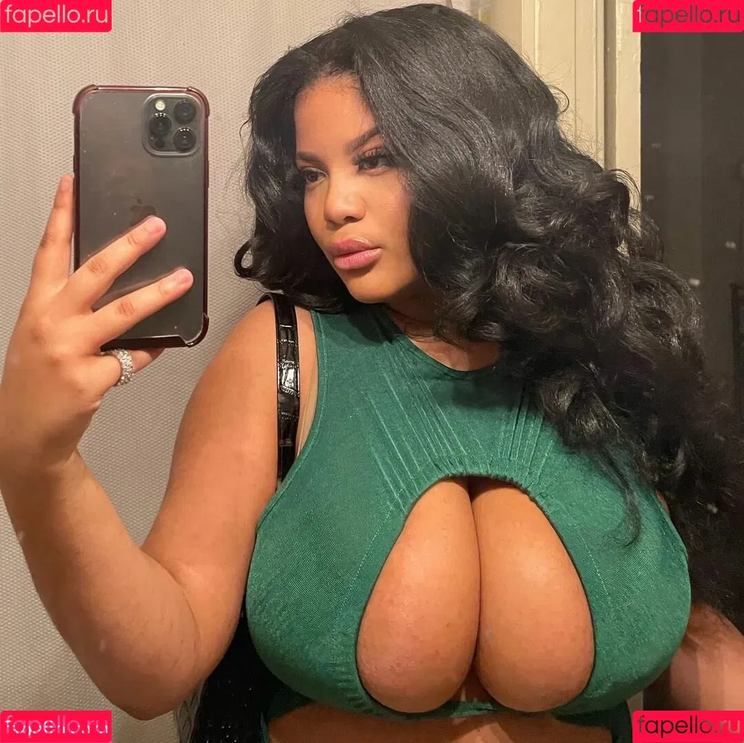 Gabrielle Logan / https: / loganberry_ / thebigtitwitch Onlyfans Photo Gallery 