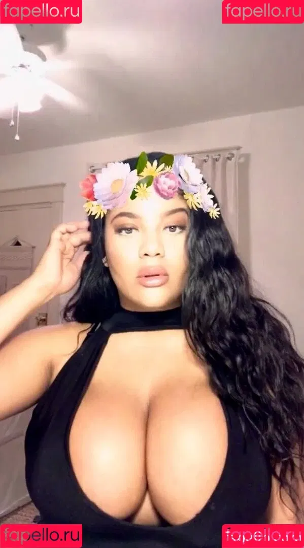 Gabrielle Logan / https: / loganberry_ / thebigtitwitch Onlyfans Photo Gallery 