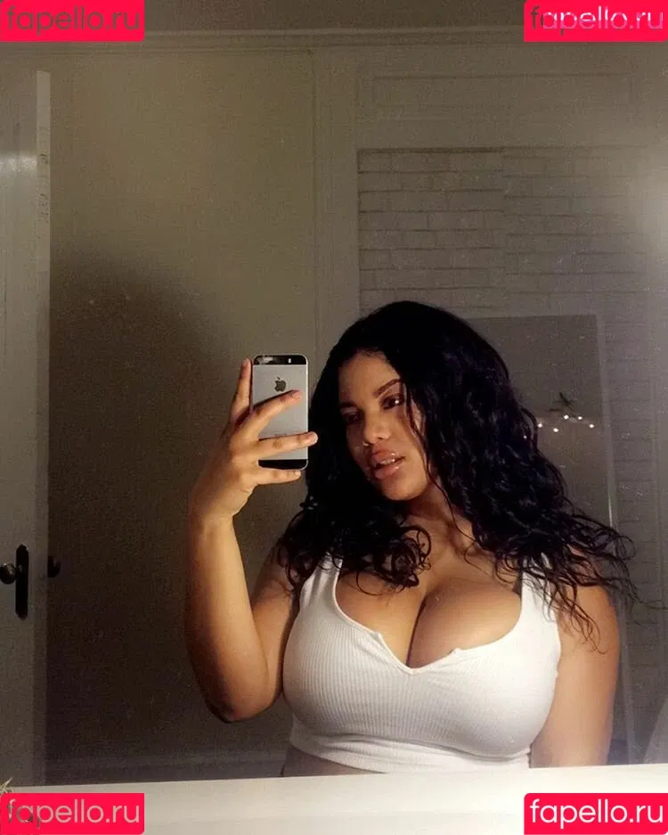 Gabrielle Logan / https: / loganberry_ / thebigtitwitch Onlyfans Photo Gallery 
