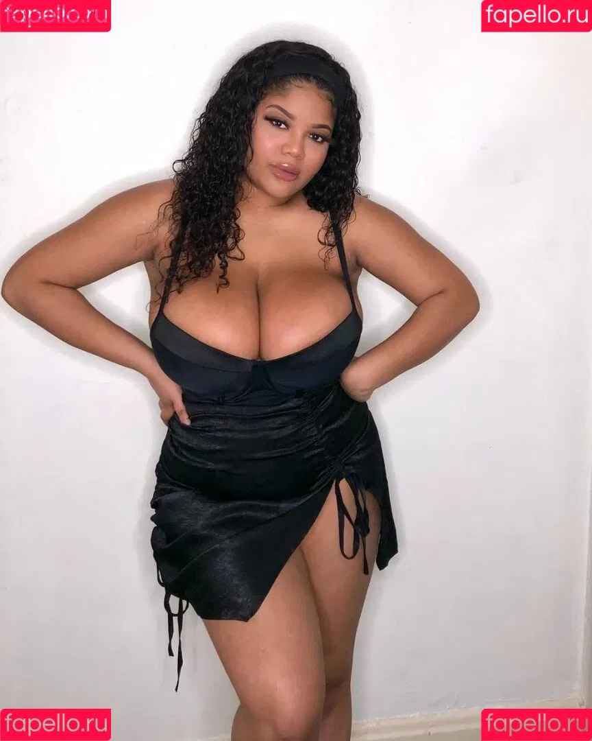 Gabrielle Logan / https: / loganberry_ / thebigtitwitch Onlyfans Photo Gallery 