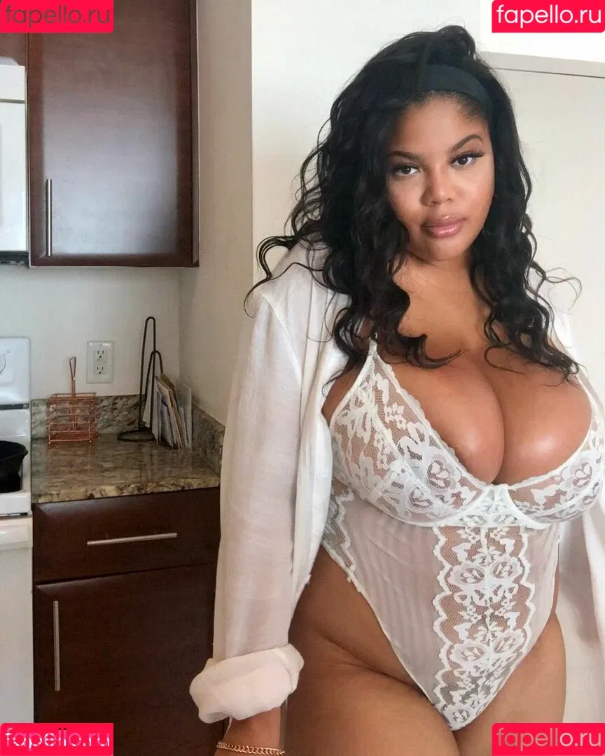 Gabrielle Logan / https: / loganberry_ / thebigtitwitch Onlyfans Photo Gallery 