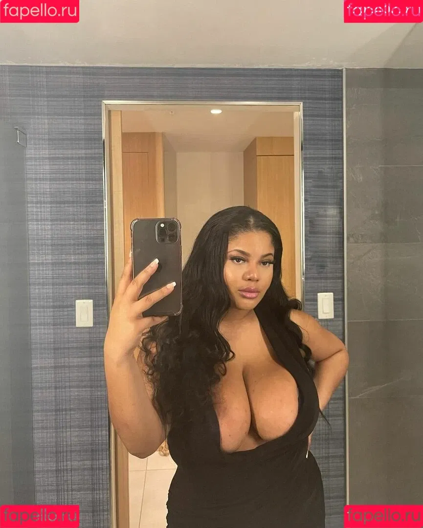 Gabrielle Logan / https: / loganberry_ / thebigtitwitch Onlyfans Photo Gallery 