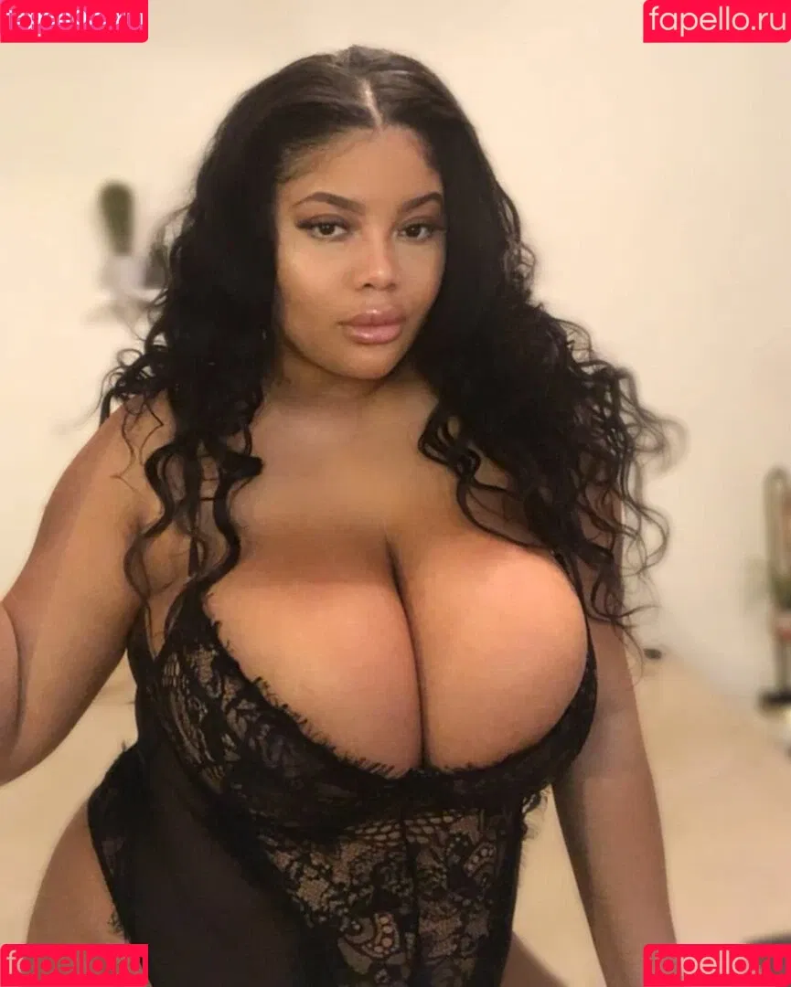 Gabrielle Logan / https: / loganberry_ / thebigtitwitch Onlyfans Photo Gallery 