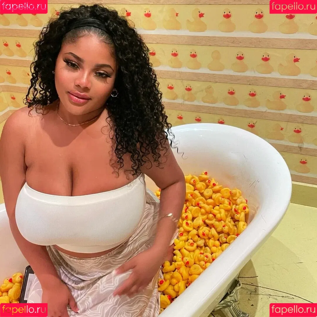 Gabrielle Logan / https: / loganberry_ / thebigtitwitch Onlyfans Photo Gallery 