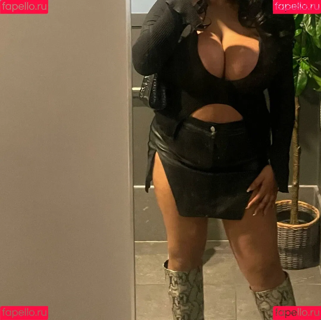 Gabrielle Logan / https: / loganberry_ / thebigtitwitch Onlyfans Photo Gallery 