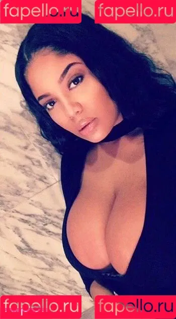 Gabrielle Logan / https: / loganberry_ / thebigtitwitch Onlyfans Photo Gallery 
