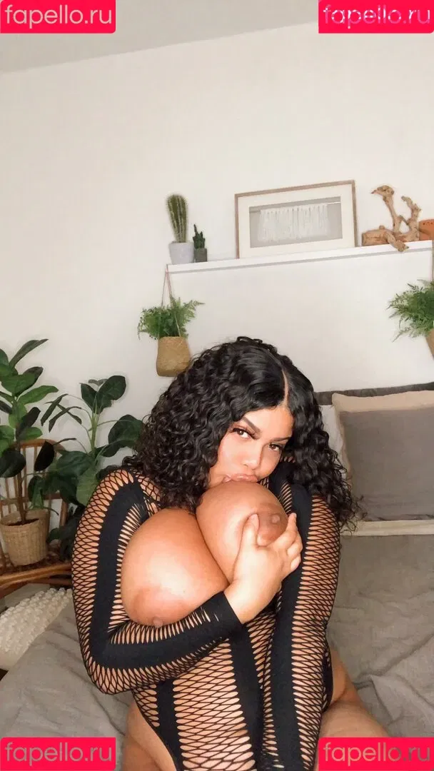 Gabrielle Logan / https: / loganberry_ / thebigtitwitch Onlyfans Photo Gallery 
