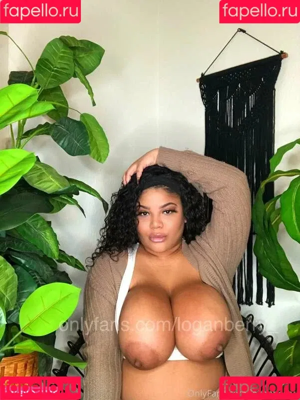 Gabrielle Logan / https: / loganberry_ / thebigtitwitch Onlyfans Photo Gallery 