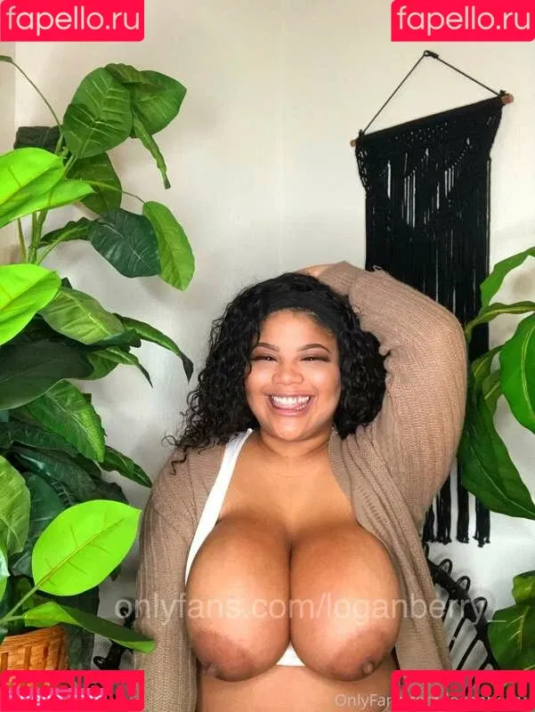 Gabrielle Logan / https: / loganberry_ / thebigtitwitch Onlyfans Photo Gallery 