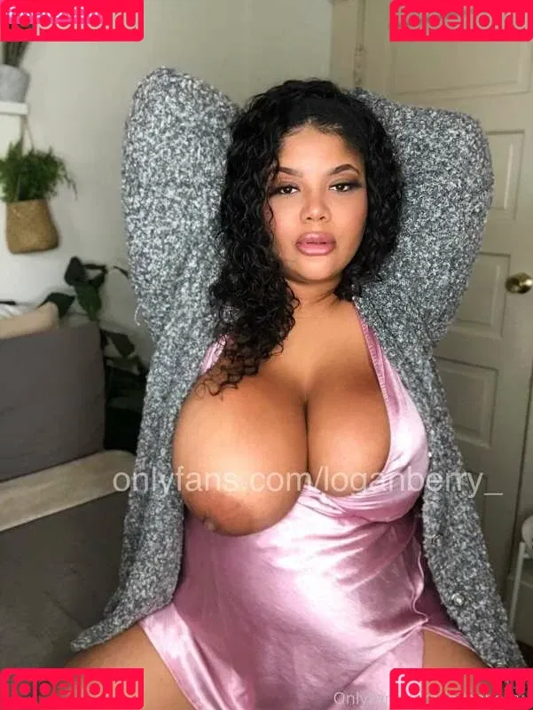 Gabrielle Logan / https: / loganberry_ / thebigtitwitch Onlyfans Photo Gallery 