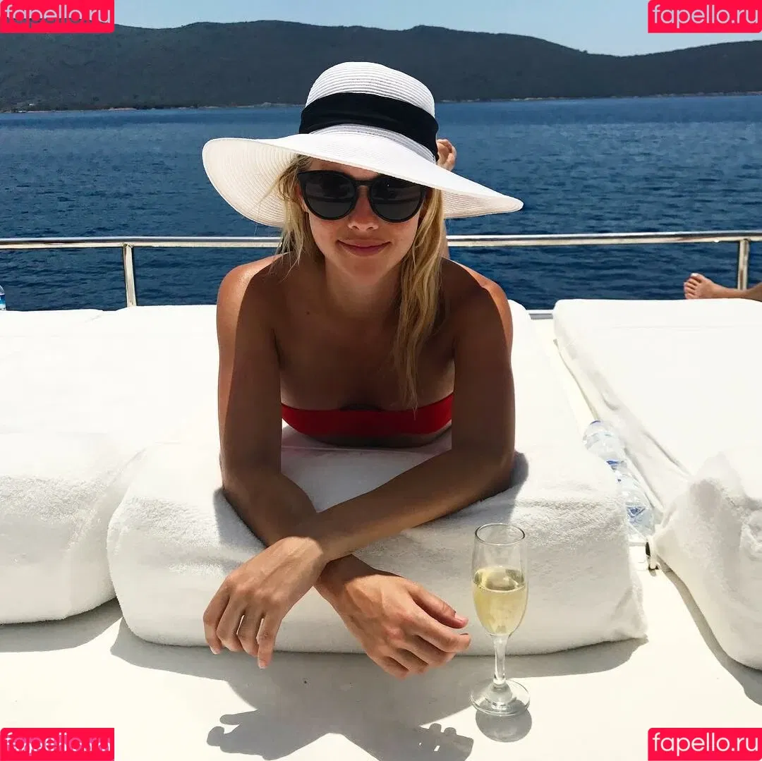 Claire Holt / claireholt Onlyfans Photo Gallery 