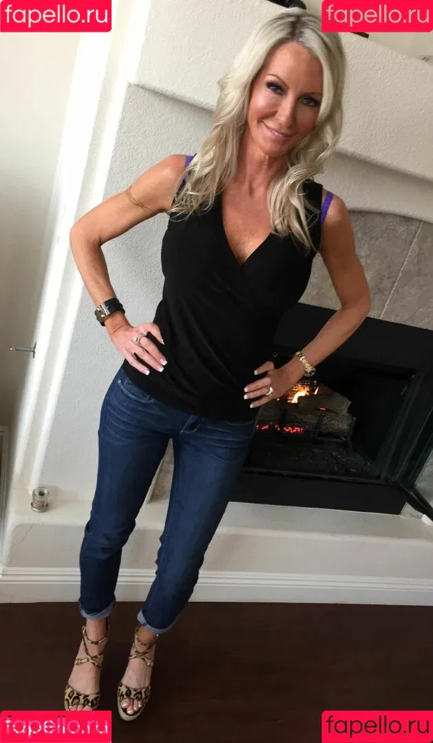 Emma Starr / emma_starr / https: / milf_emma Onlyfans Photo Gallery 