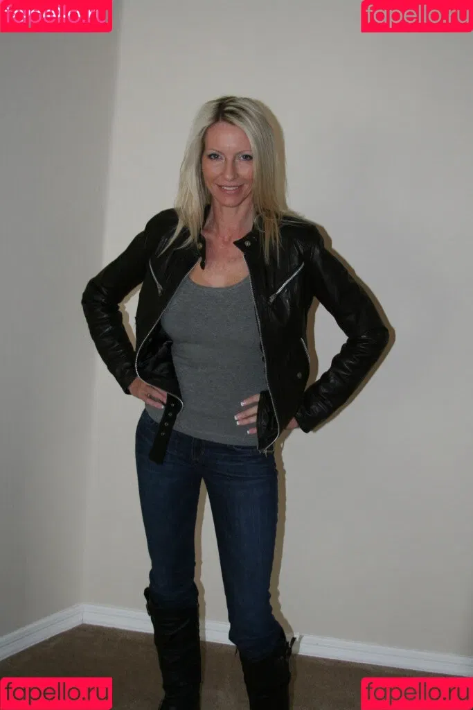 Emma Starr / emma_starr / https: / milf_emma Onlyfans Photo Gallery 
