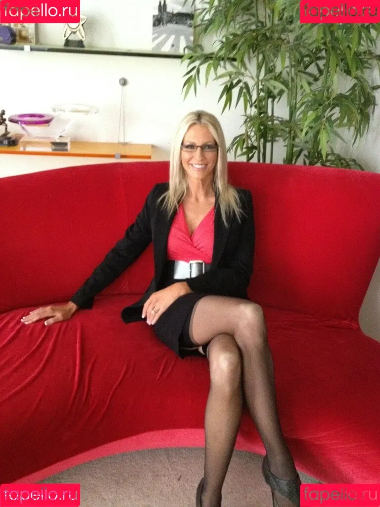 Emma Starr / emma_starr / https: / milf_emma Onlyfans Photo Gallery 