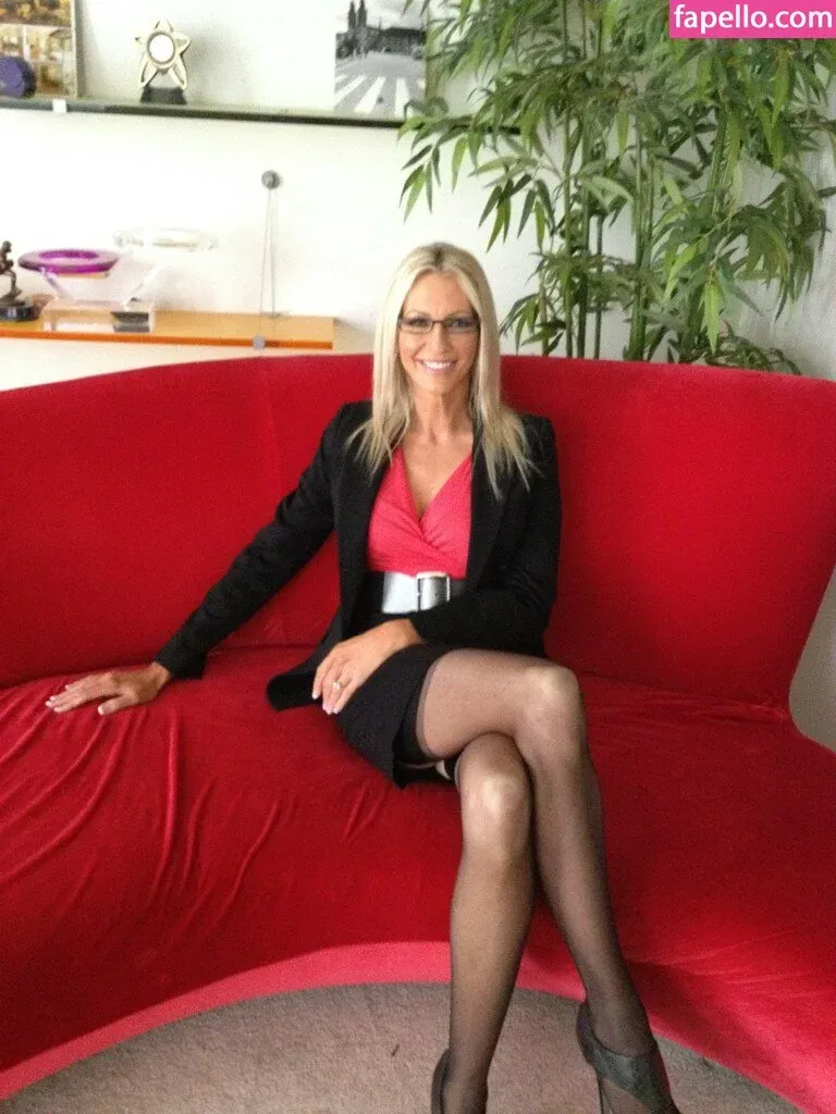 Emma Starr / emma_starr / https: / milf_emma Onlyfans Photo Gallery 