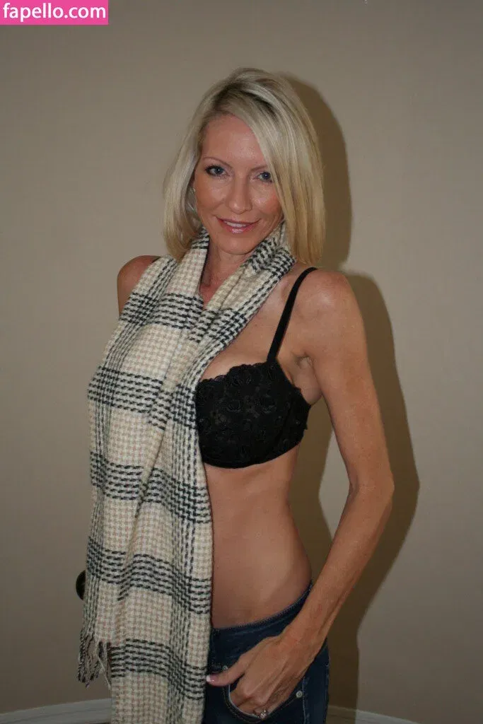 Emma Starr / emma_starr / https: / milf_emma Onlyfans Photo Gallery 