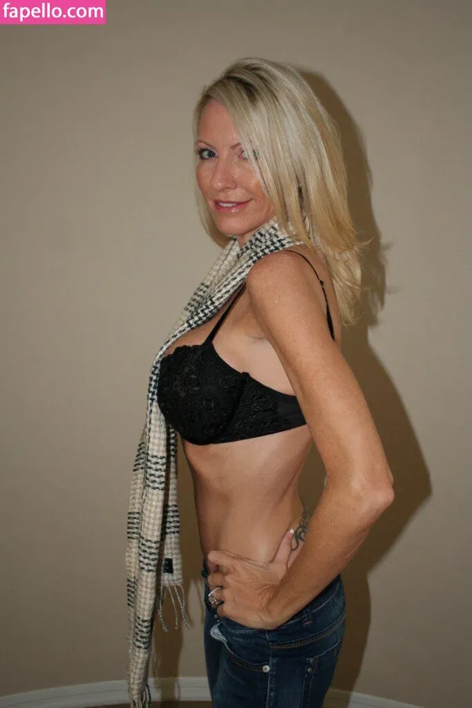 Emma Starr / emma_starr / https: / milf_emma Onlyfans Photo Gallery 