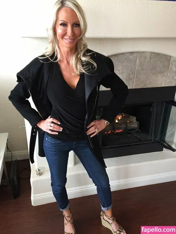 Emma Starr / emma_starr / https: / milf_emma Onlyfans Photo Gallery 