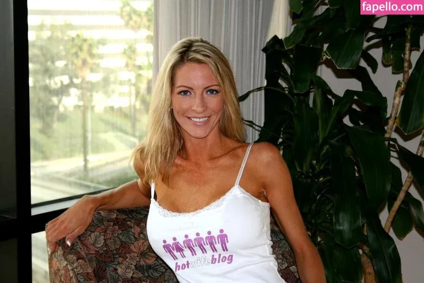 Emma Starr / emma_starr / https: / milf_emma Onlyfans Photo Gallery 