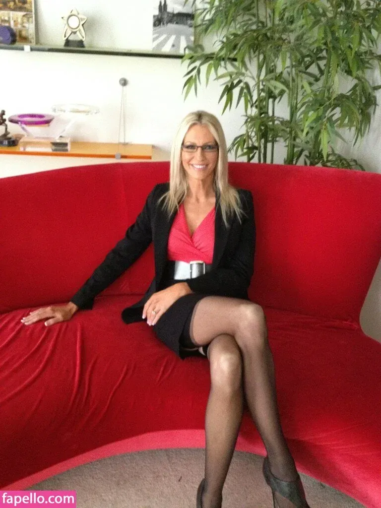 Emma Starr / emma_starr / https: / milf_emma Onlyfans Photo Gallery 