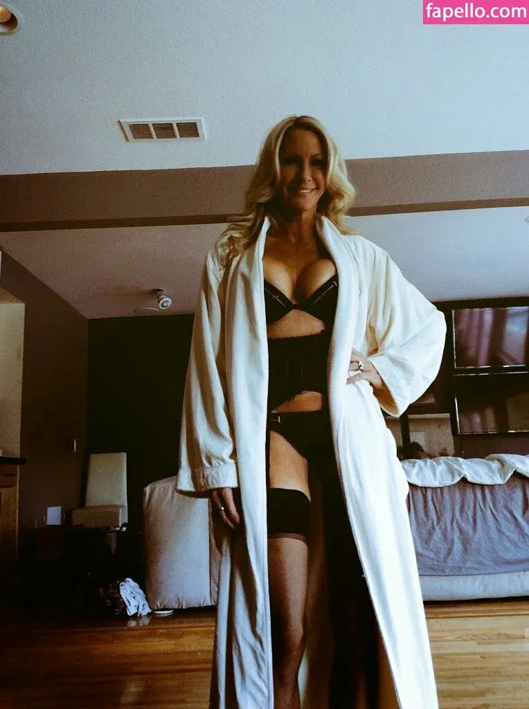 Emma Starr / emma_starr / https: / milf_emma Onlyfans Photo Gallery 