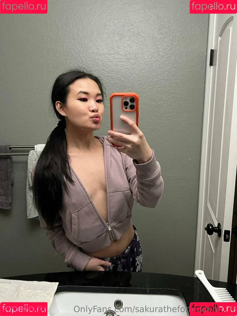 sakuratheforbiddenfruit / yourforbiddenlover_ / zlightskin Onlyfans Photo Gallery 