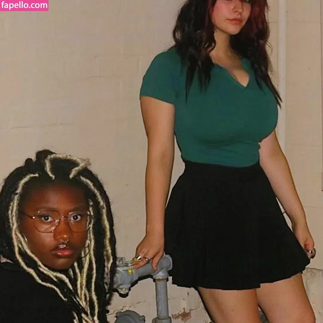 Riley F / rileyfig / rileyfox420 Onlyfans Photo Gallery 