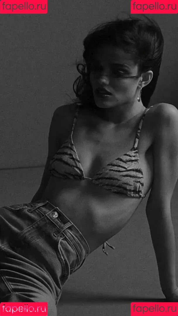 Rachel Zegler / rachelzegler / rachmariexoxo Onlyfans Photo Gallery 
