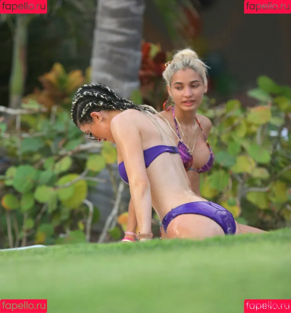 Kylie Jenner / KylieJenner / kyliejenner.2 Onlyfans Photo Gallery 