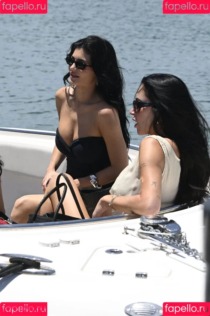 Kylie Jenner / KylieJenner / kyliejenner.2 Onlyfans Photo Gallery 