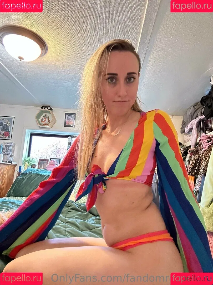 FandomReactions / fandomreactgirls Onlyfans Photo Gallery 