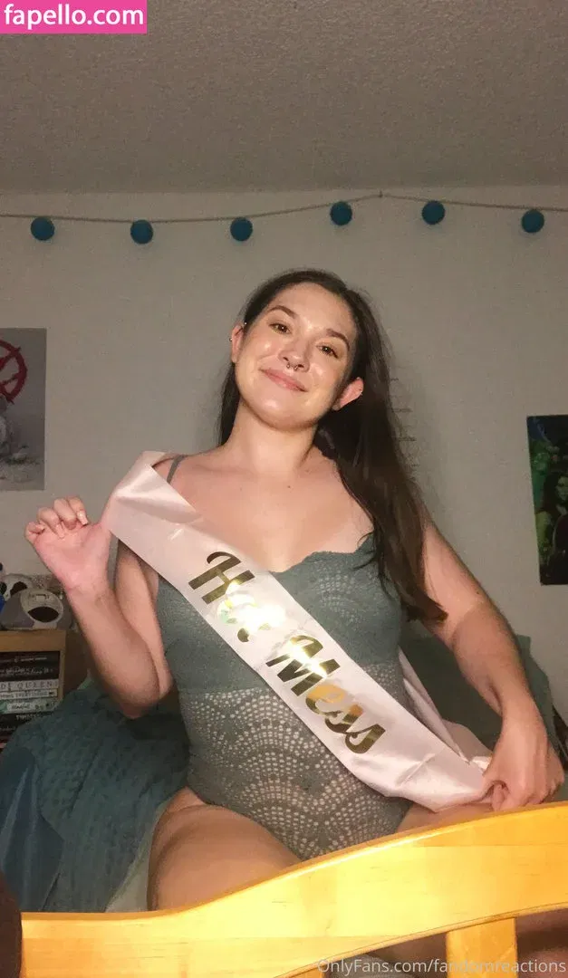 FandomReactions / fandomreactgirls Onlyfans Photo Gallery 