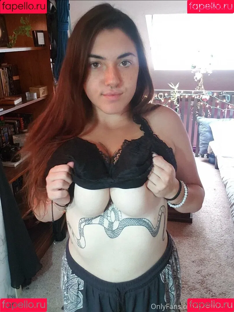 formerly bigtiddygothwifeaa / newmoonrave / ravenlylith Onlyfans Photo Gallery 
