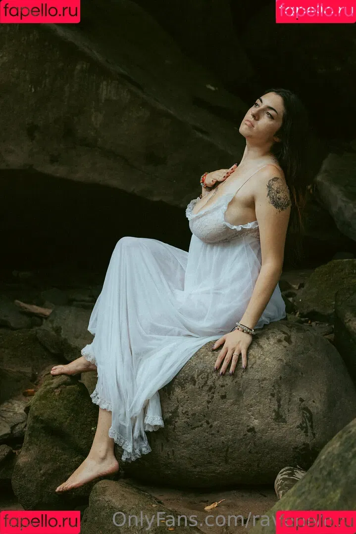 formerly bigtiddygothwifeaa / newmoonrave / ravenlylith Onlyfans Photo Gallery 