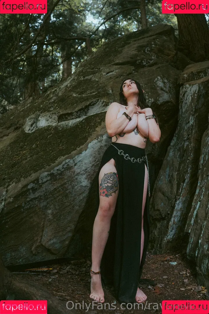 formerly bigtiddygothwifeaa / newmoonrave / ravenlylith Onlyfans Photo Gallery 