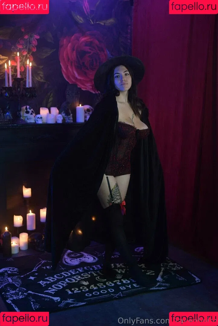 formerly bigtiddygothwifeaa / newmoonrave / ravenlylith Onlyfans Photo Gallery 