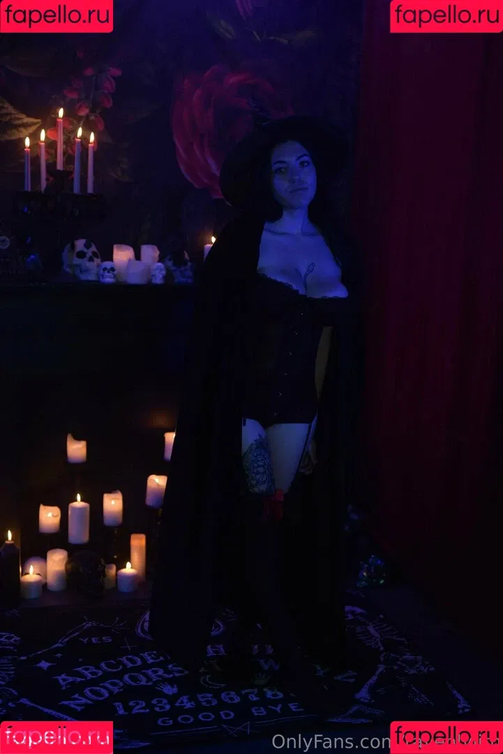 formerly bigtiddygothwifeaa / newmoonrave / ravenlylith Onlyfans Photo Gallery 
