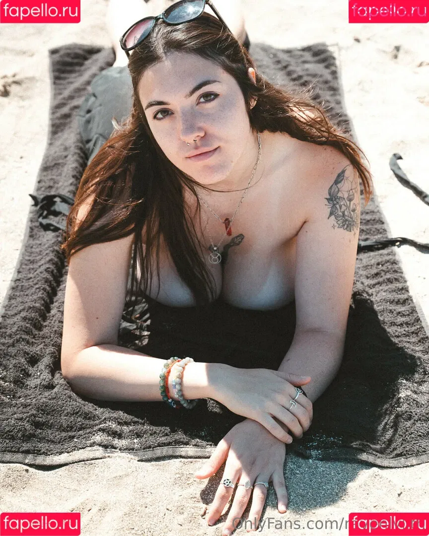formerly bigtiddygothwifeaa / newmoonrave / ravenlylith Onlyfans Photo Gallery 